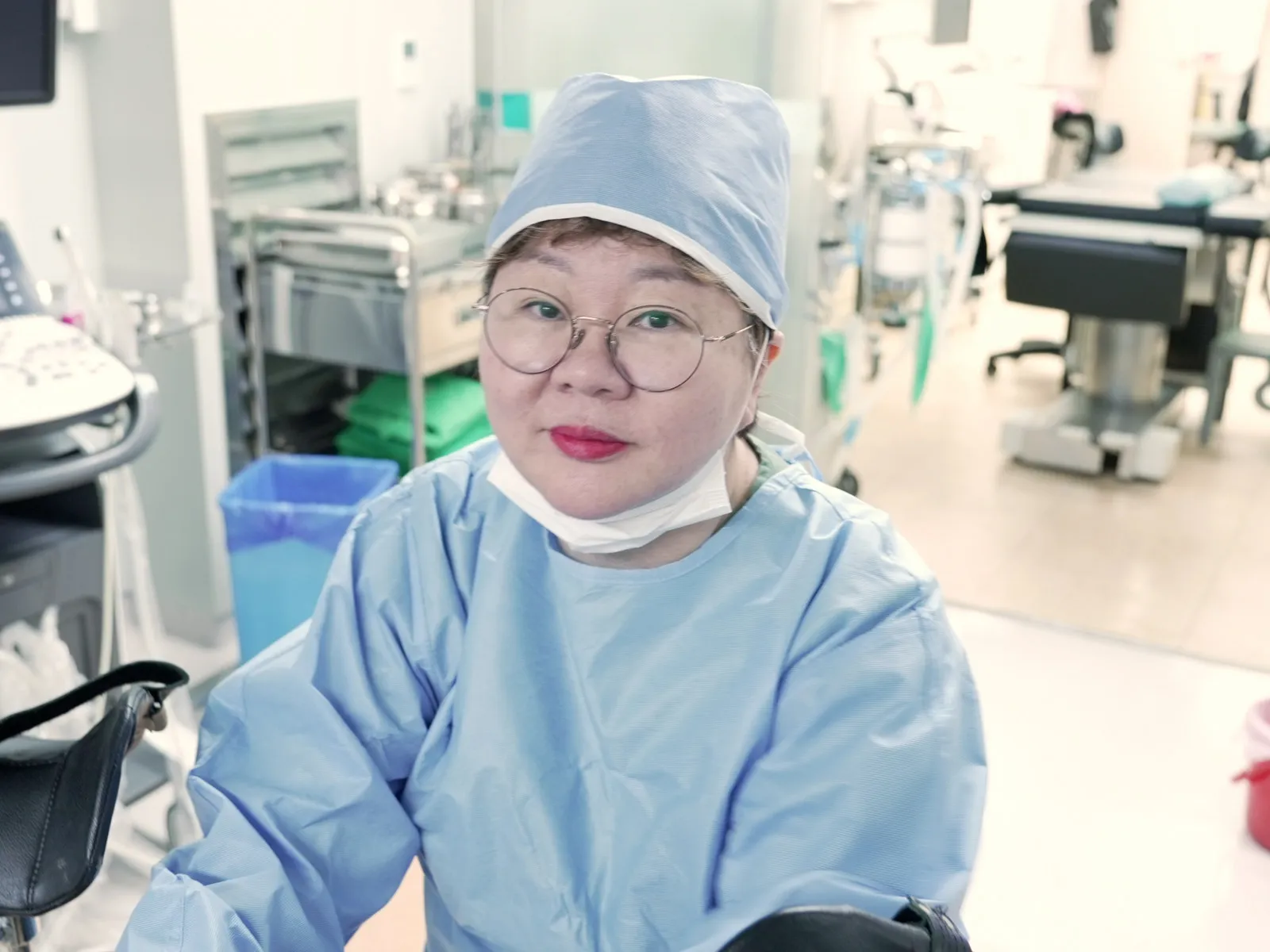 수술복을 입고 초음파 장비 앞에 앉은 박혜성 대표원장