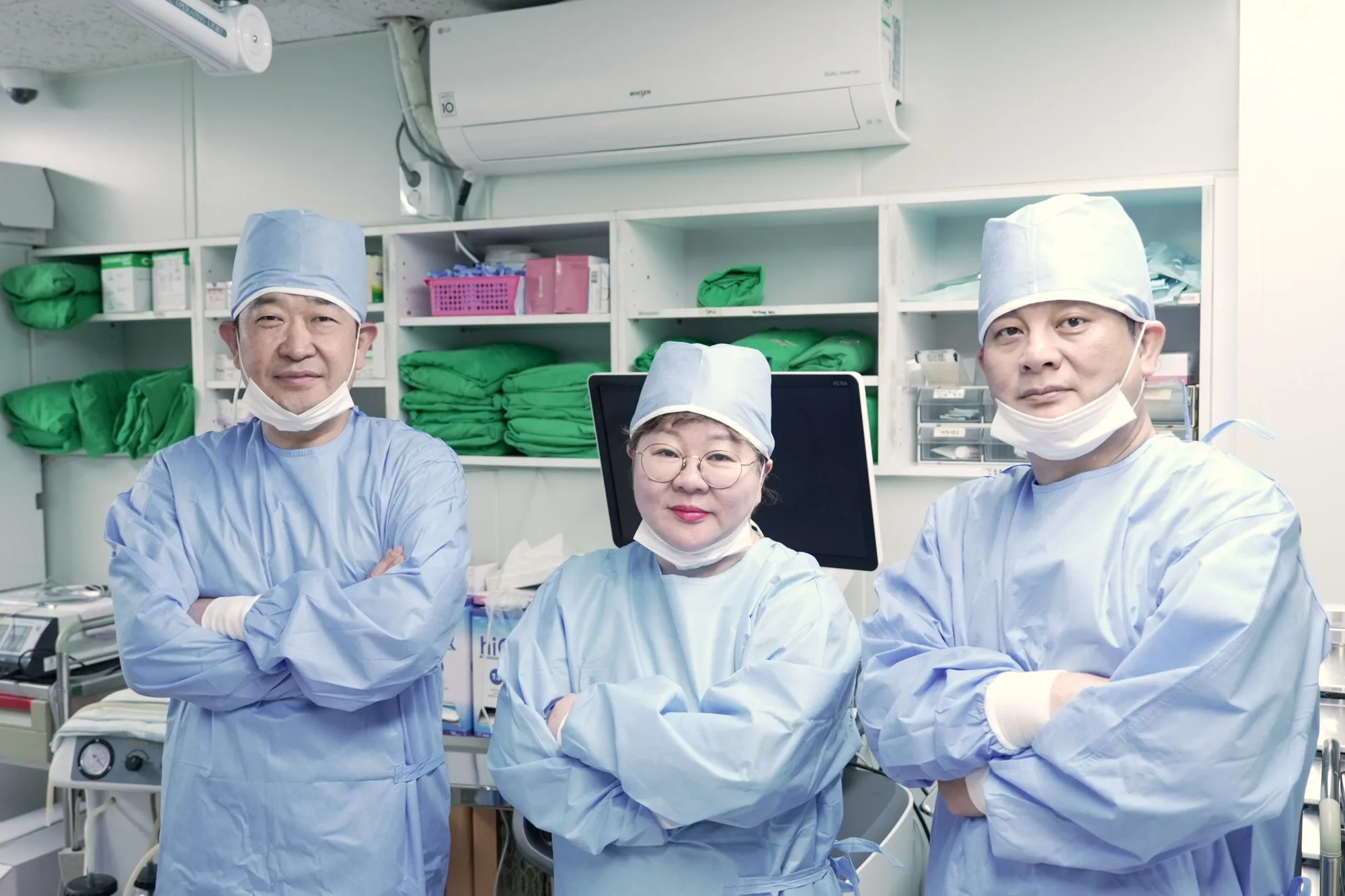 수술복을 입고 나란히 선 해성산부인과 의료진 세 명 — 왼쪽부터 송민석 부원장, 박혜성 대표원장, 민택기 원장