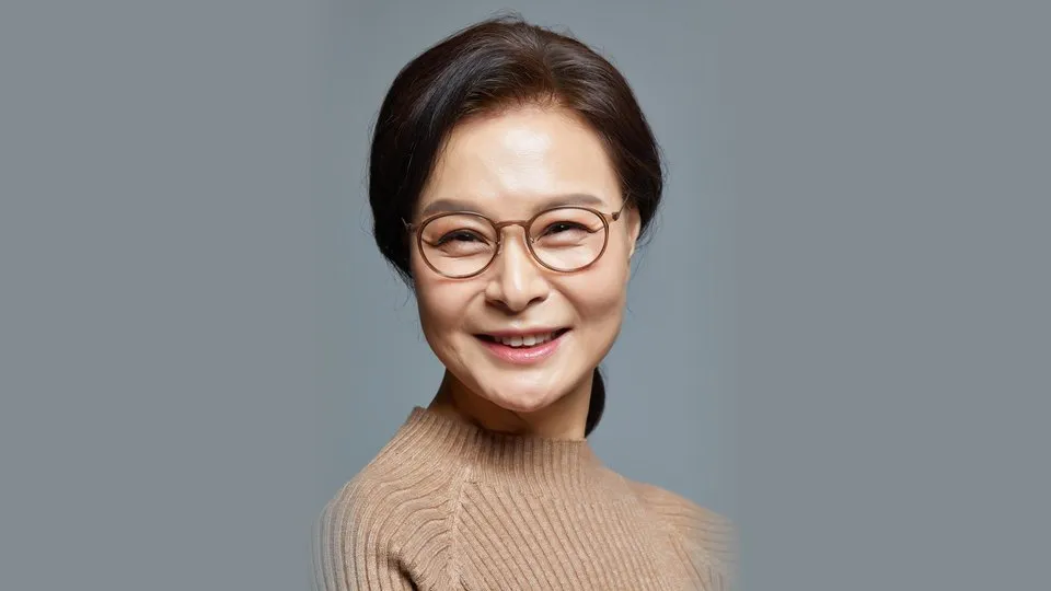 안경을 쓰고 웃는 중년 여성(광고용 이미지 모델)