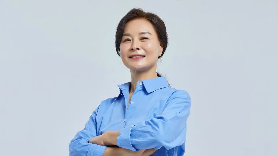 팔짱을 끼고 선 중년 여성(광고용 이미지 모델)