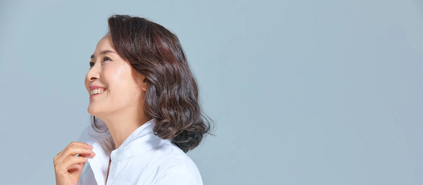 흰 셔츠를 입고 웃는 중년 여성(광고용 이미지 모델)