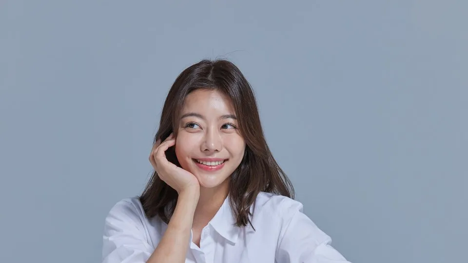 턱을 괴고 미소 짓는 여성(광고용 이미지 모델)